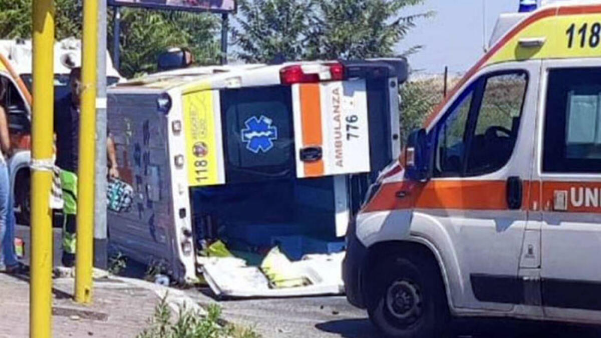 Incidente per un'ambulanza, il mezzo di soccorso si ribalta in strada - 