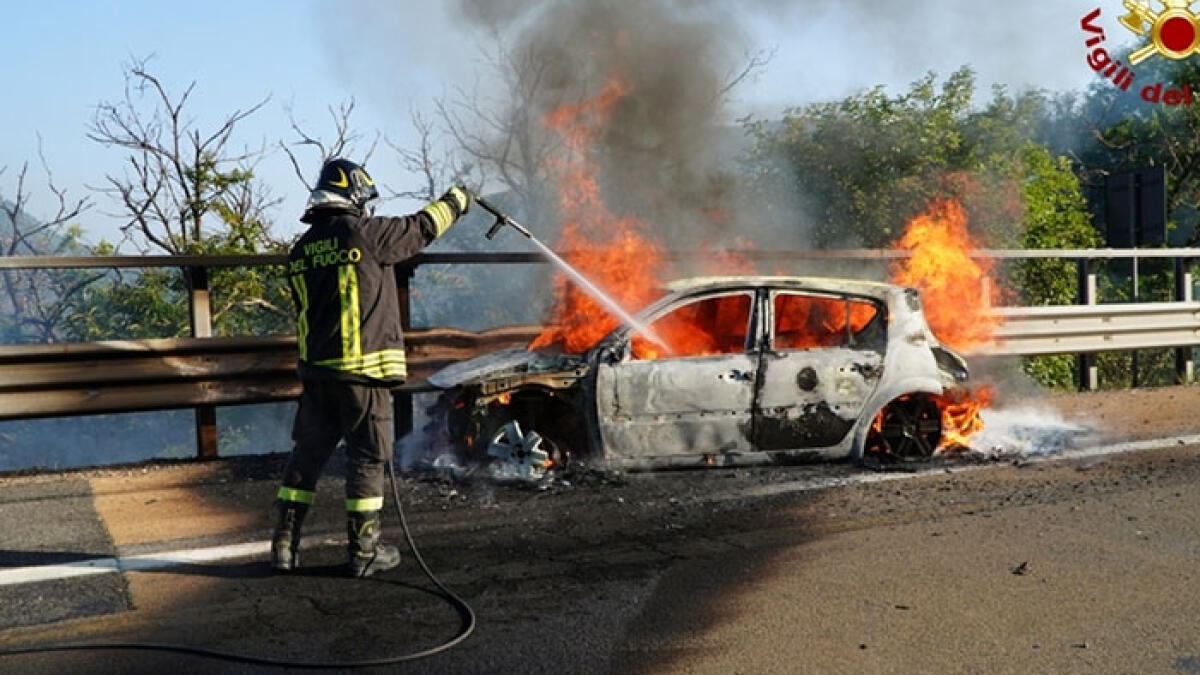 Ancora un'auto in fiamme sull'A16: controesodo da paura - 