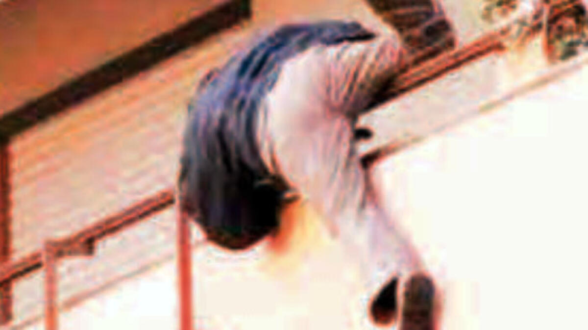 Ladro salta dal quinto piano di un palazzo, si rompe un braccio - 