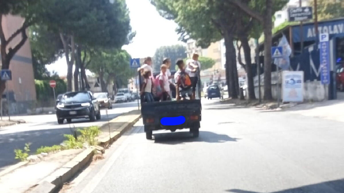 ApeCar trasformato in scuolabus: bimbi in estremo pericolo - 