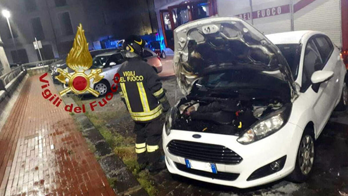 Raid incendiario, bruciate le auto di un semplice operaio - 