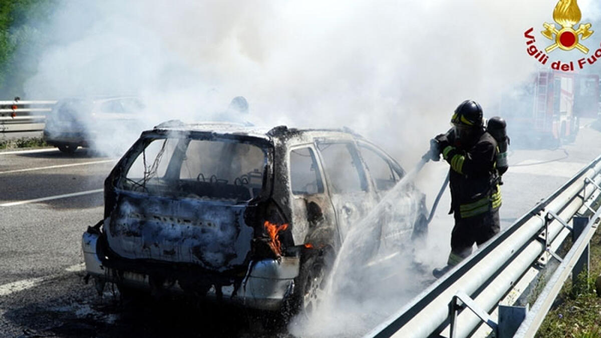 Ancora un'auto in fiamme sull'A16, ora è emergenza - 