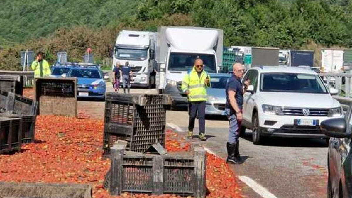 Tir perde carico di pomodori e provoca un maxi-tamponamento - 
