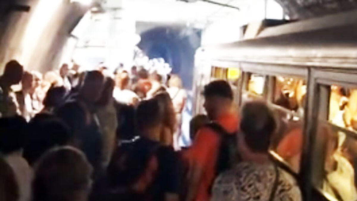 Guasto Circumvesuviana, pendolari e turisti costretti a piedi sui binari - 