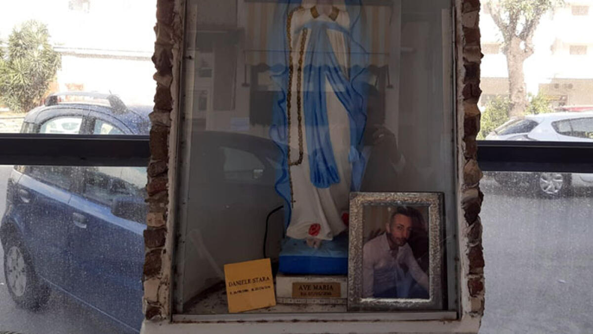 Nell'edicola votiva spunta la foto del morto di camorra - 