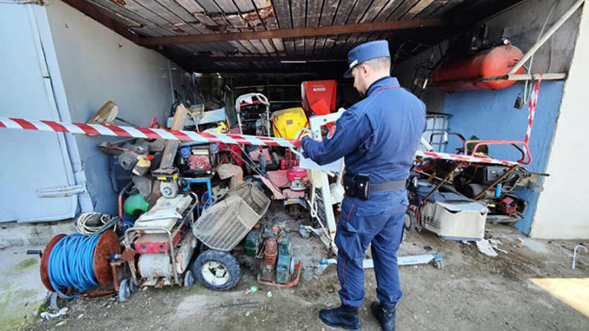 Riempie di rifiuti una palazzina di due piani: la scoperta nel Nolano - 