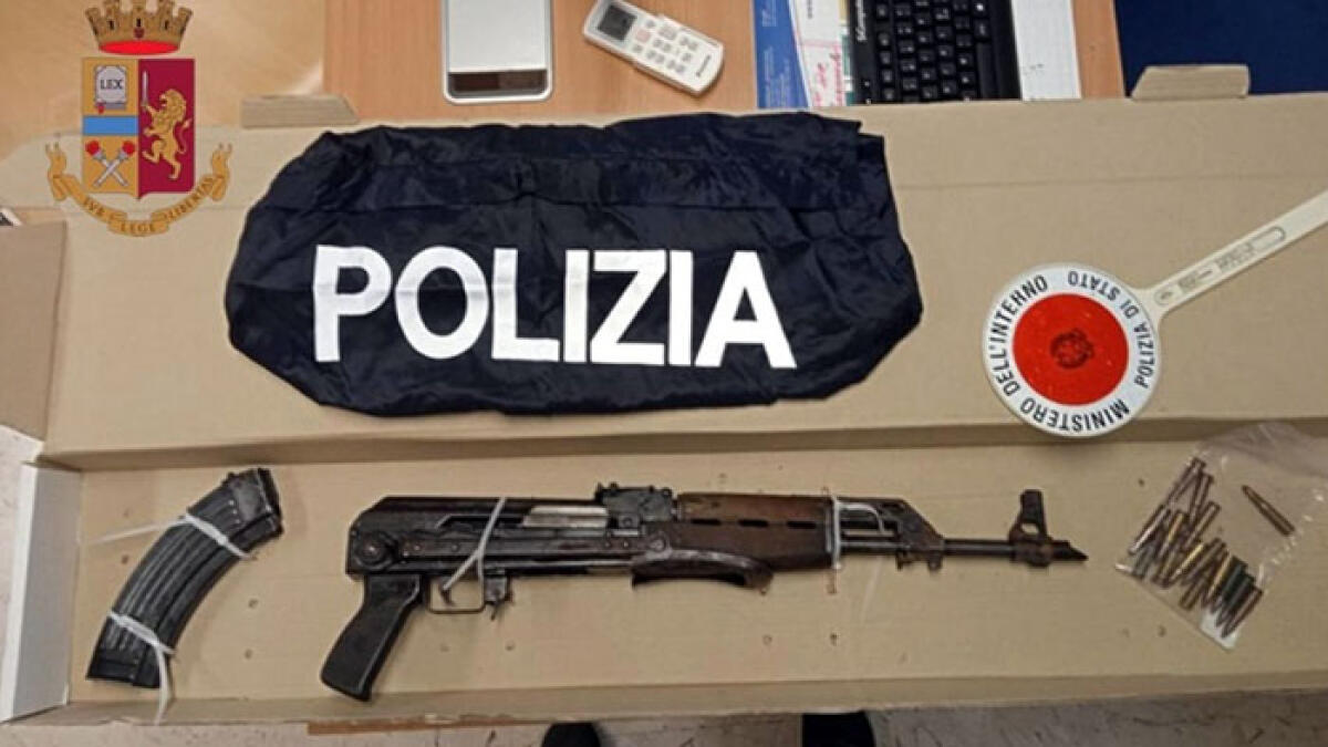 Kalashnikov da guerra nascosto in un terreno - 