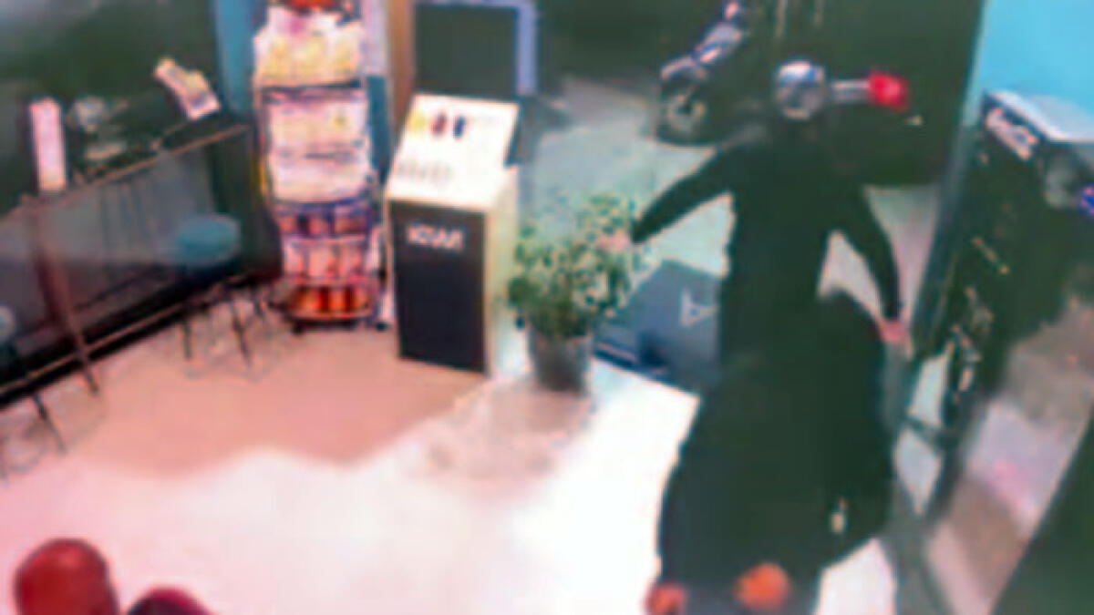 Rapina al bar tabacchi, pistole contro i clienti - 