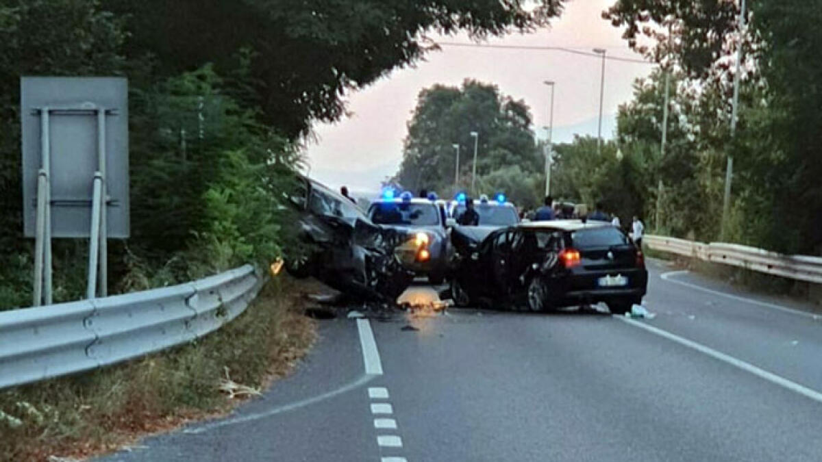 Schianto frontale in strada, due feriti gravi - 