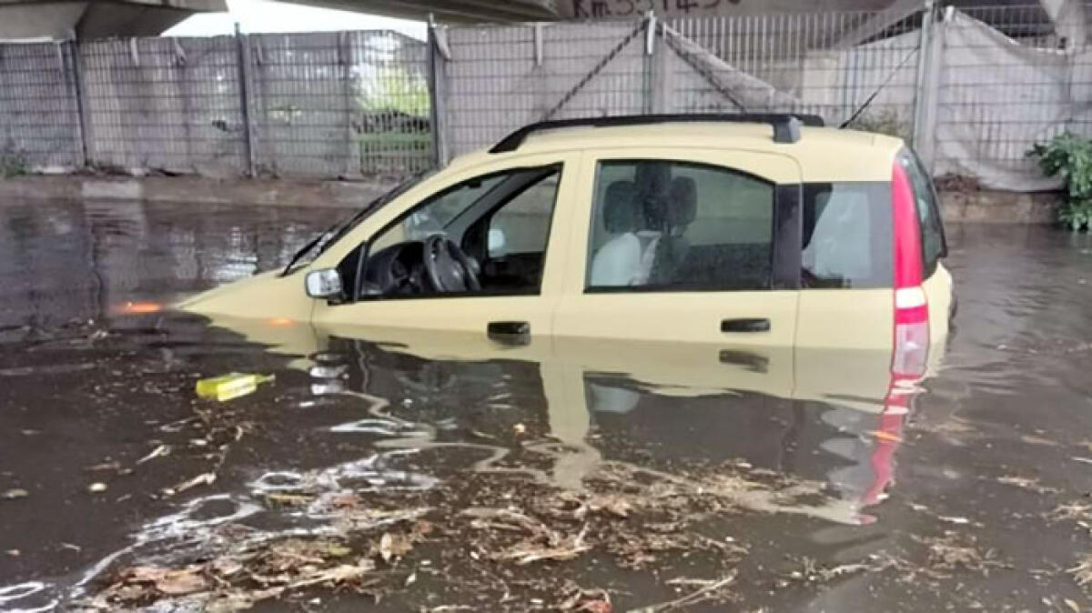 Maltempo e terrore a Sarno, automobilisti intrappolati nelle auto - 