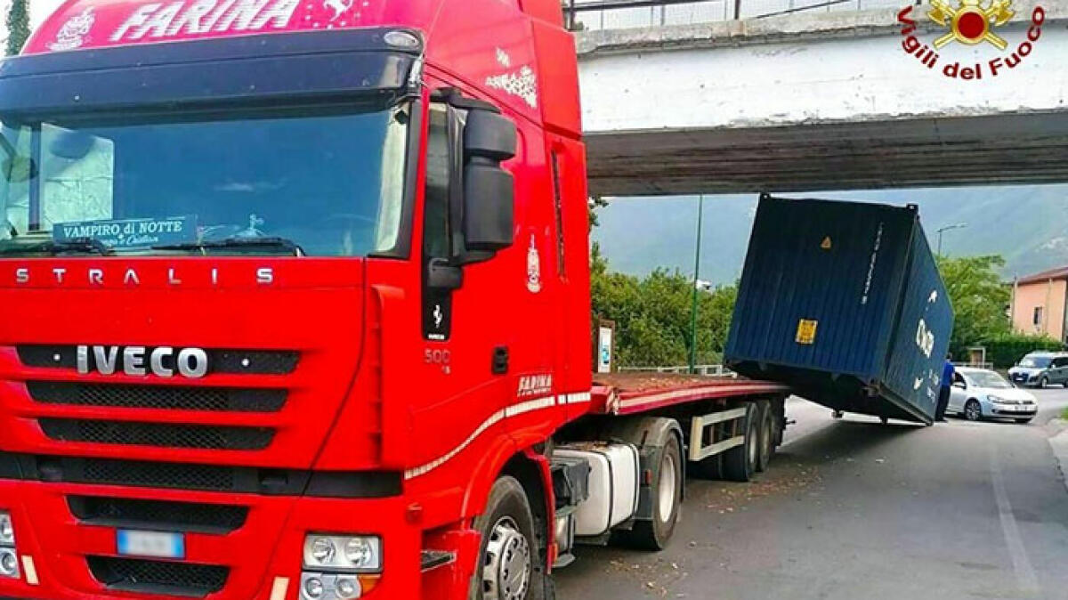Tir incastrato sotto al ponte: autostrada bloccata per 3 ore - 
