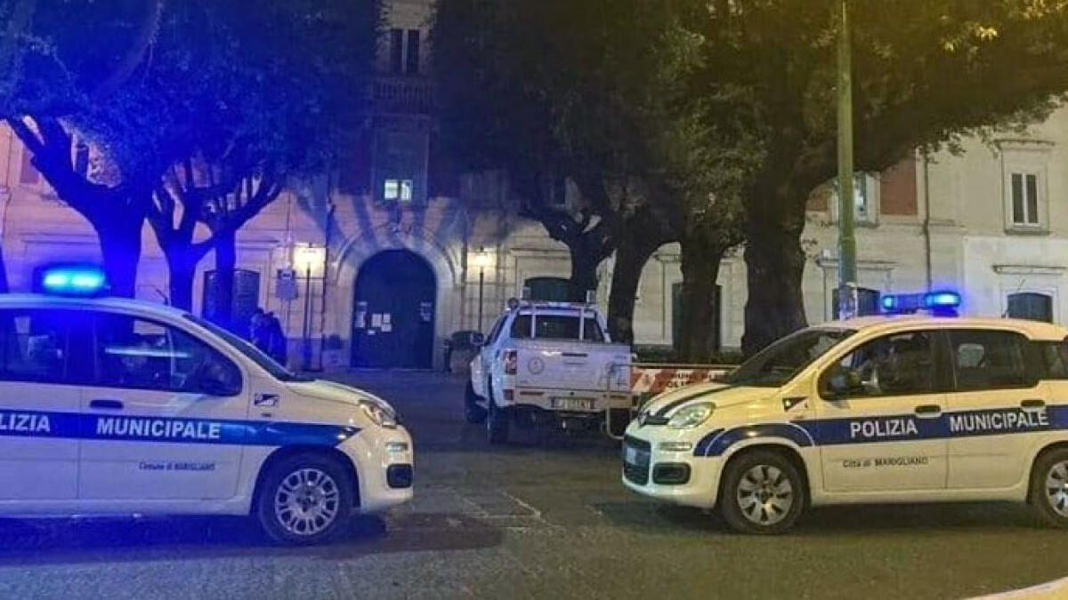 In 4 sul motorino nei Paesi Vesuviani, uno ferisce agente con il casco - 