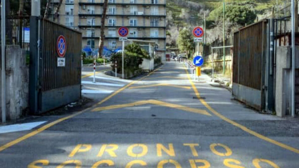 Non vuole attendere il suo turno e lancia una barella contro il medico - 