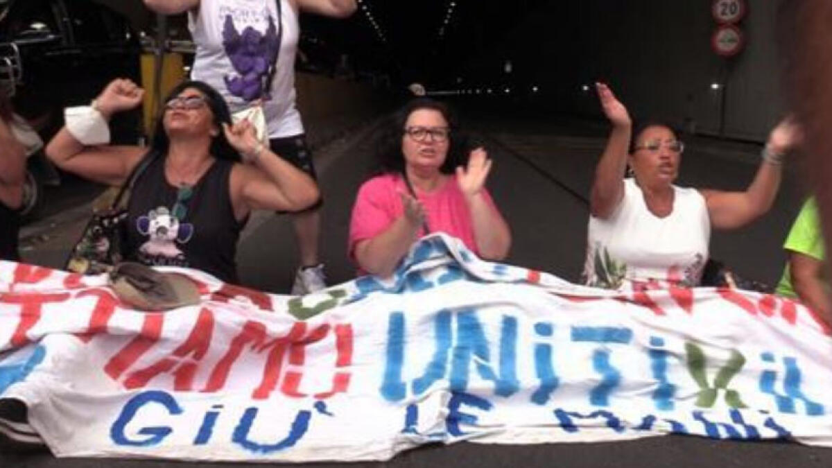 Stop al Reddito di Cittadinanza, manifestanti occupano la Galleria a Napoli - 