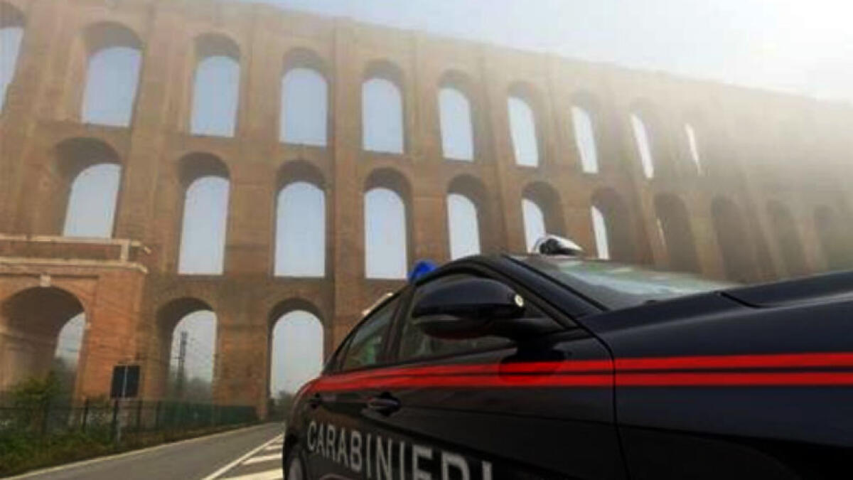 Donna sale sul ponte dell'acquedotto per lanciarsi nel vuoto - 