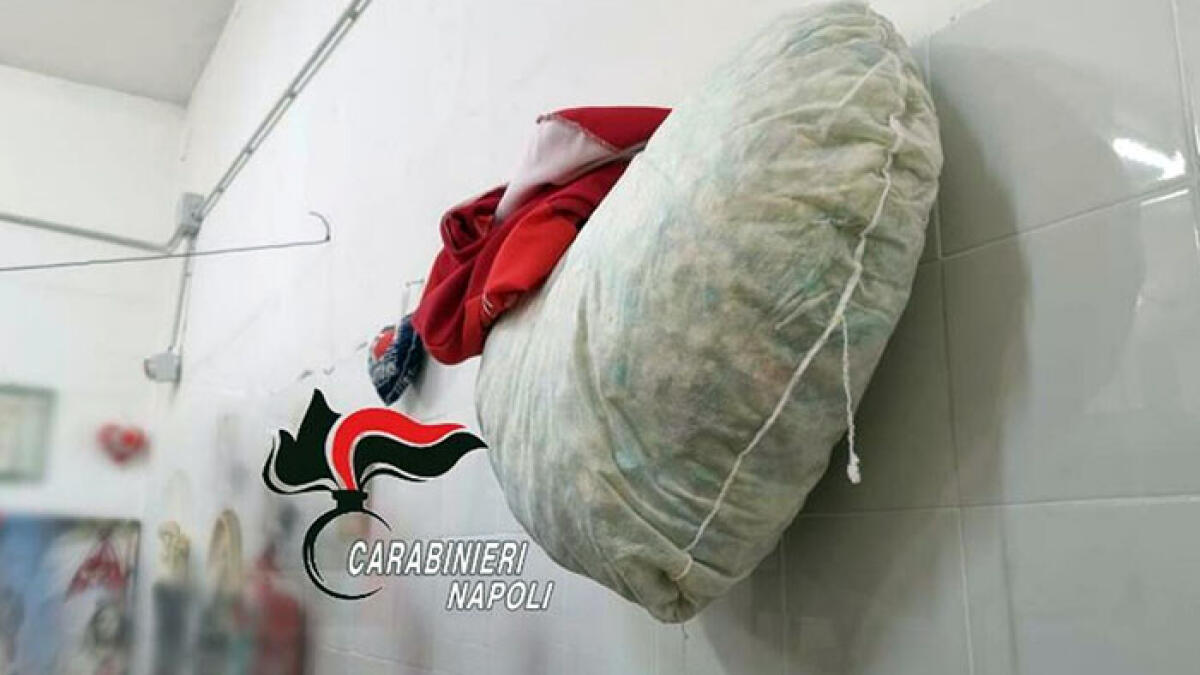 Pistola nascosta nel peluche a forma di cuore - 