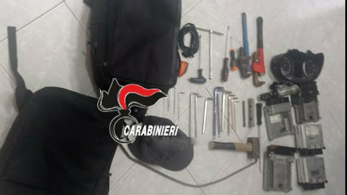 Furti d'auto a raffica, preso lo specialista con i "ferri del mestiere" - 