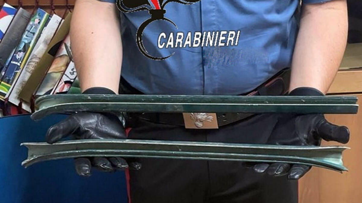 Furto in un negozio usando due spranghe di ferro - 