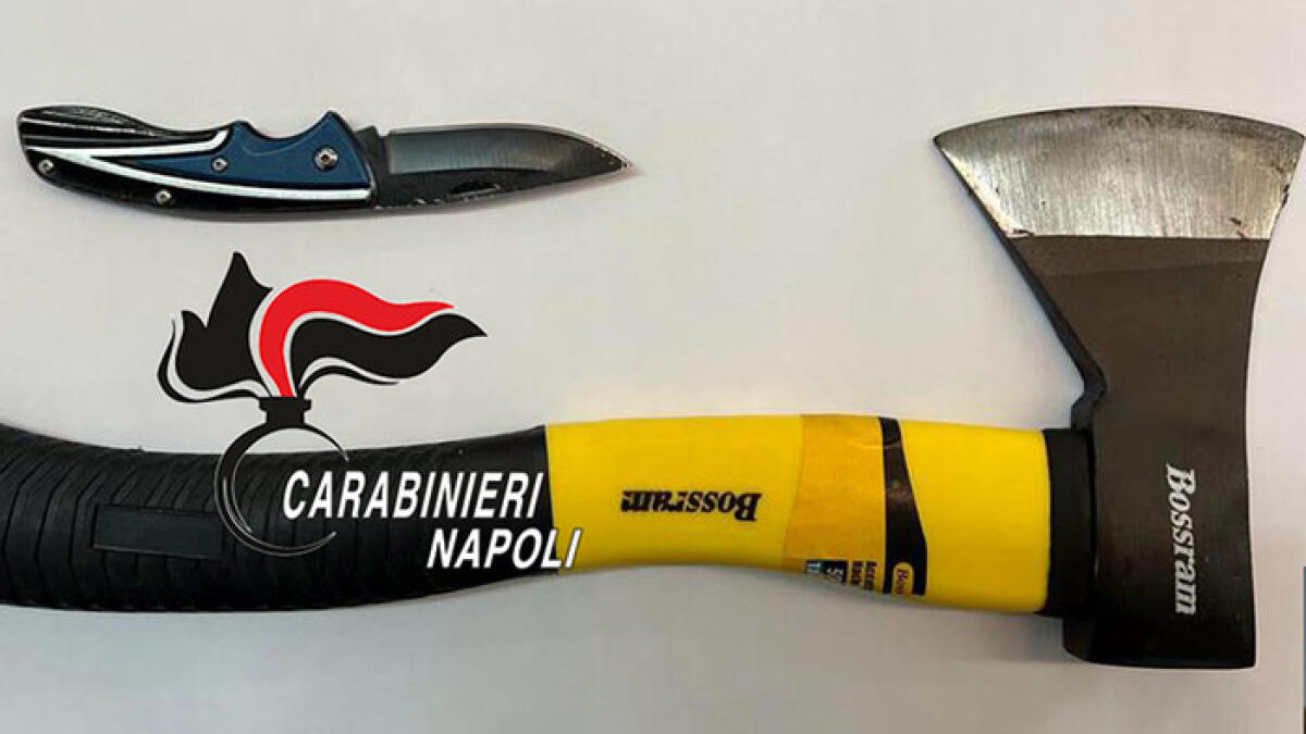 In giro con accetta e coltello, scoperto durante i controlli - 