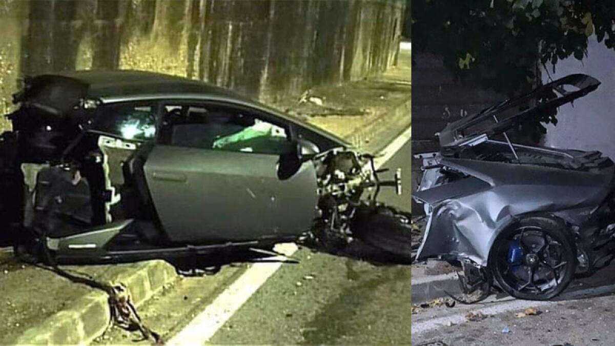 Auto di grossa cilindrata finisce fuori strada e si spacca a metà - 