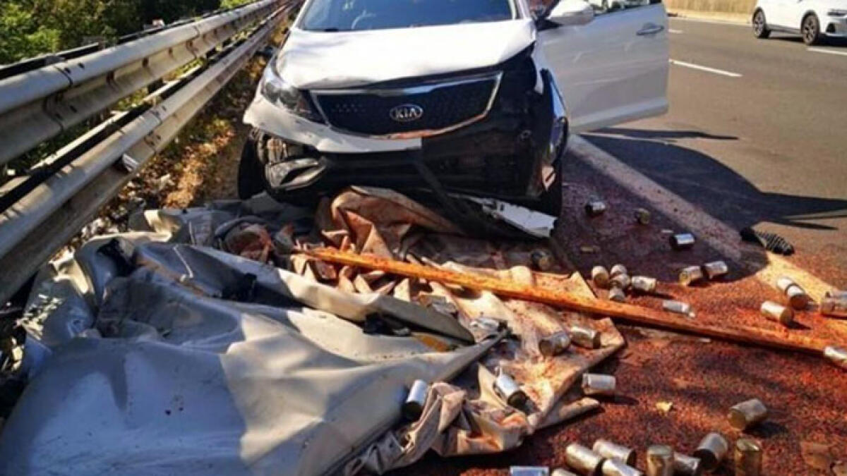 Incidente in autostrada verso Napoli, camion perde i barattoli di pomodoro - 