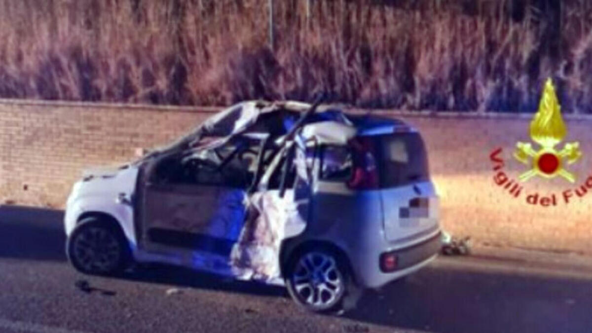 Si mette alla guida a 17 anni e muore in un incidente - 