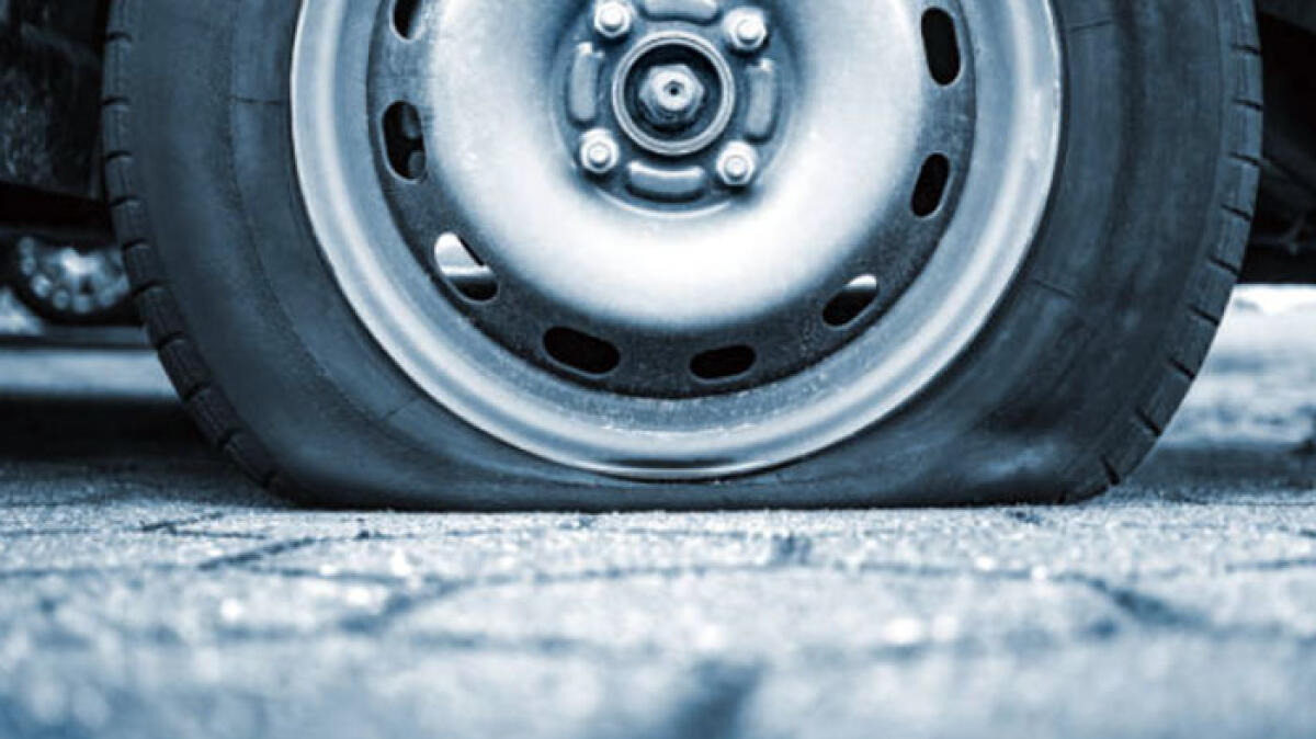 Separata da anni, squarcia le gomme all'auto dell'ex marito - 