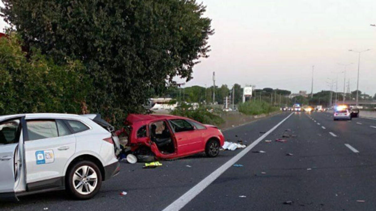 Tamponati a tutta velocità, morti marito e moglie: lasciano due bimbi piccoli - 