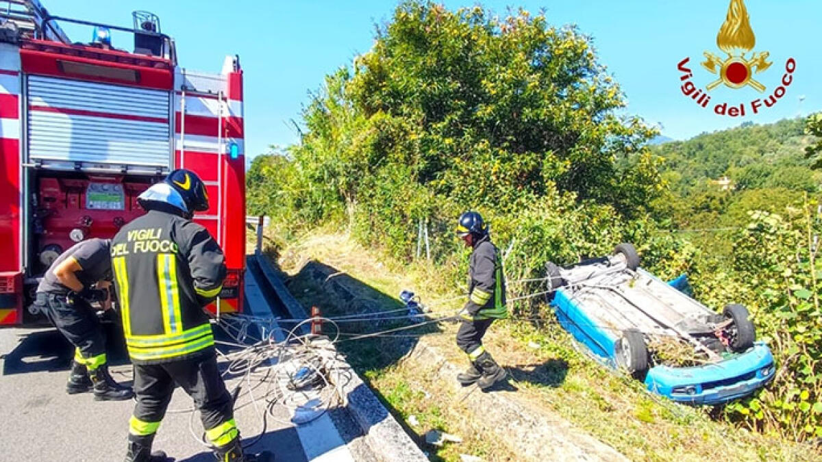 Auto vola fuori strada e finisce in bilico sulla scarpata: giovane donna intrappolata - 