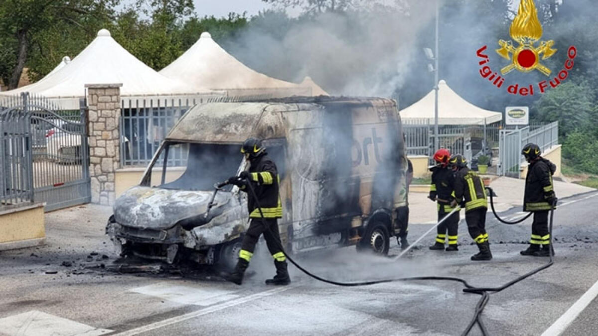 In fiamme furgone carico di vestiti - 