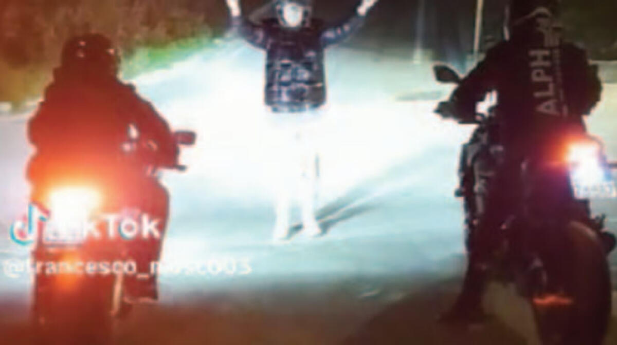 In diretta sui social mentre guida la moto - 