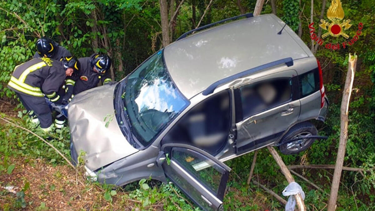 Perde il controllo dell'auto sulla Statale e finisce in un burrone - 