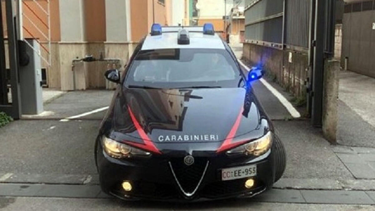 Uomo di camorra prende a pugni una ragazzina in strada - 