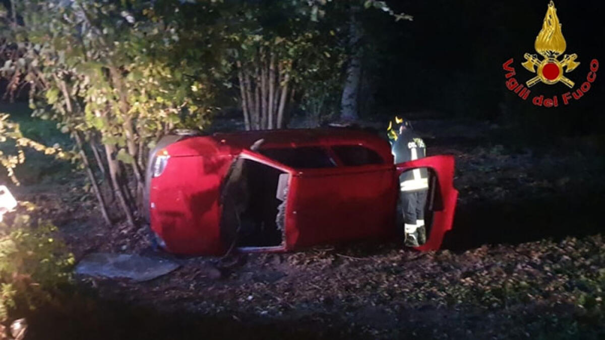 Sabato sera di paura, ragazze si ribaltano con l'auto - 