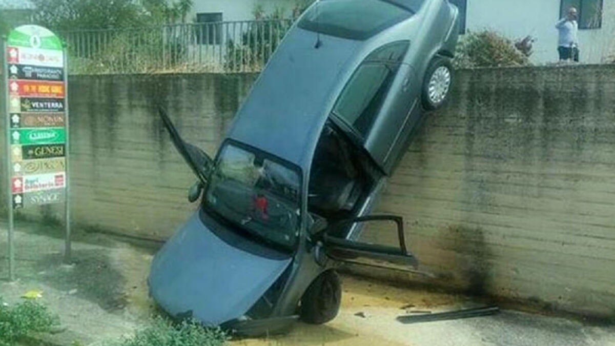 Sbaglia manovra nel parcheggio e precipita dal primo piano con l'auto - 