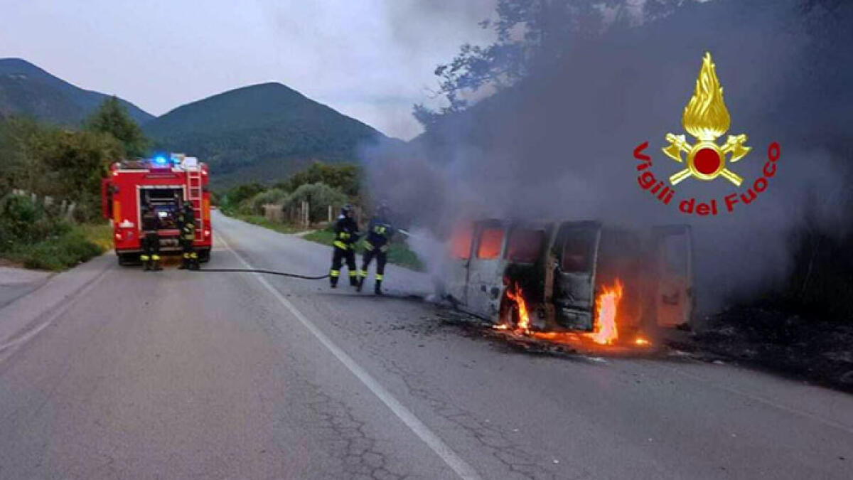 Minibus in fiamme, 6 persone bloccate all'interno - 