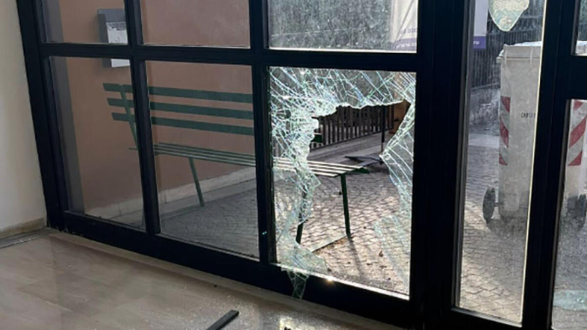 Attacco frontale ai bambini del Nolano, vandalizzato il centro per la famiglia - 