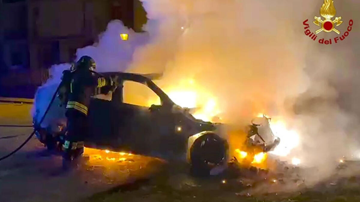 A fuoco l'auto privata di un carabiniere, indagini a 360 gradi - 