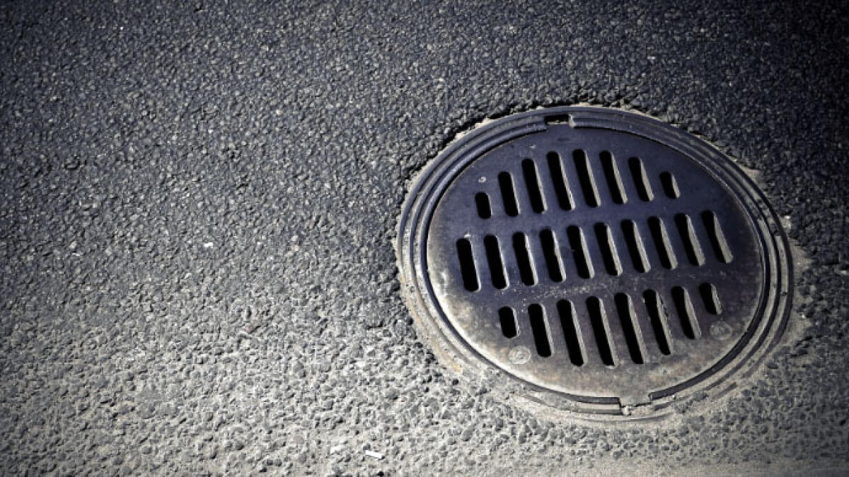 Mamma e figlio finiscono in un tombino scoperto nell'Agro-Nocerino - 