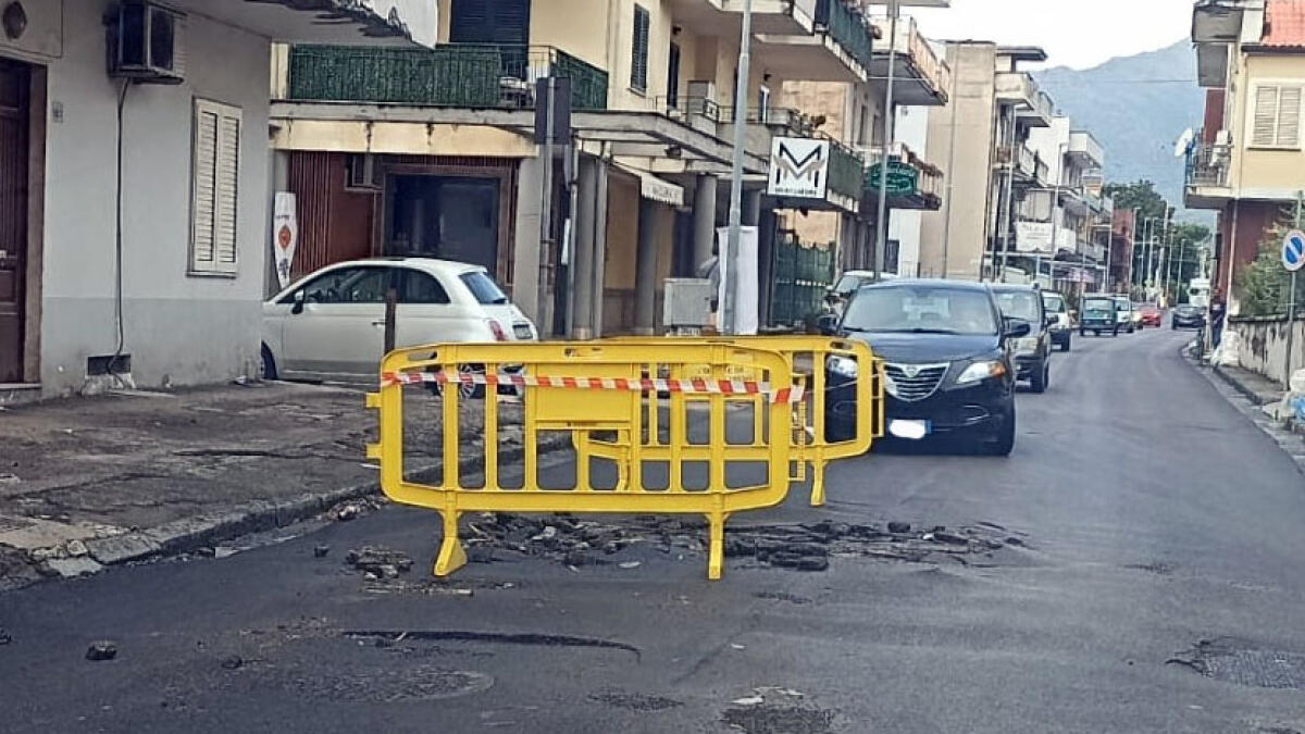 Poggiomarino, il disastro del manto stradale di Viale Manzoni appena rifatto - 