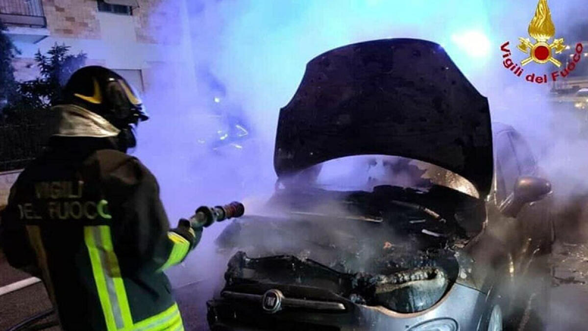 Folle lite condominiale: dà fuoco alla vicina e alla sua auto, lei è grave - 