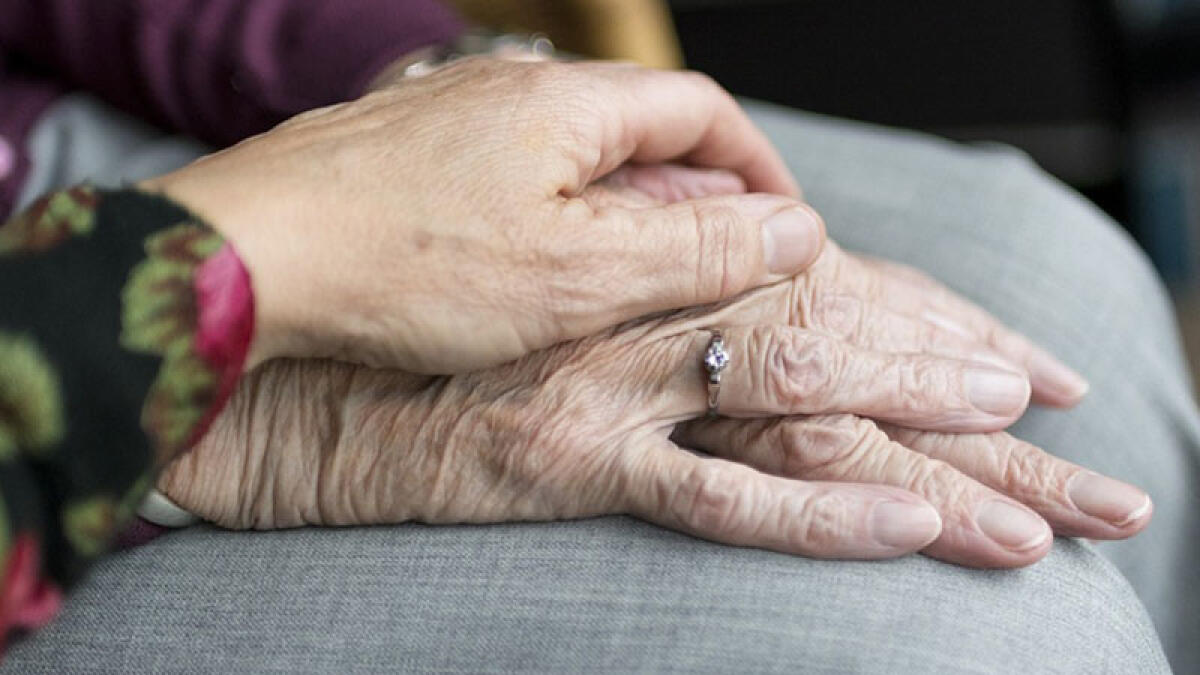 Segregata in casa dalla nipote, nonnina scappa e chiede aiuto - 