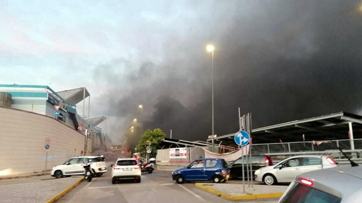 Vasto incendio nei pressi del Centro Commerciale Neapolis - 