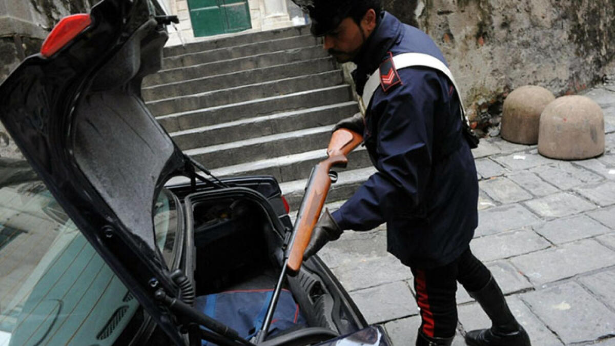 Va a caccia e spara tra i palazzi - 