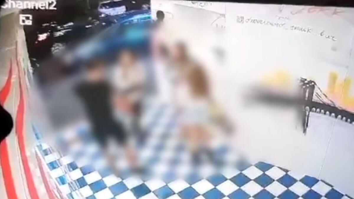 Venti euro per accarezzare i piedi a 3 bambine: preso - 