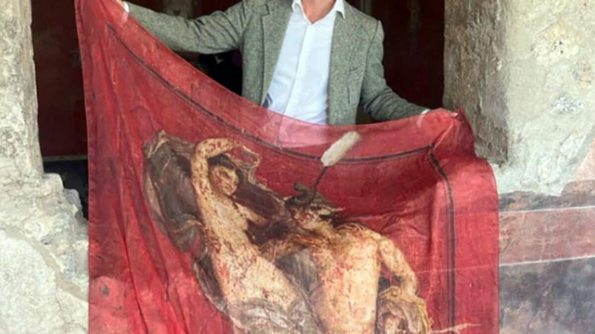 Gli affreschi degli Scavi di Pompei finiscono sui foulard - 