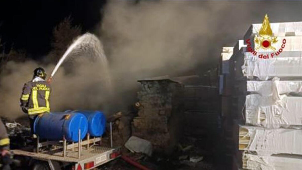 Incendio nel deposito di lamiere, corsa contro il tempo per tutta la notte - 