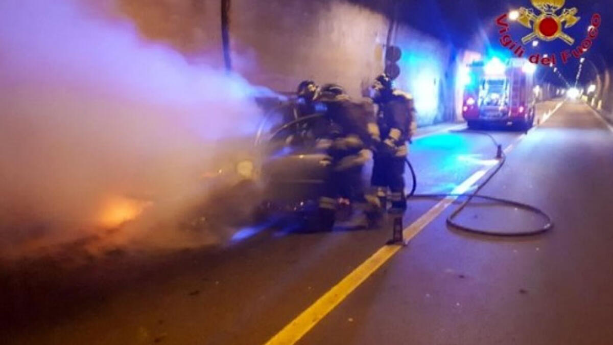 Auto in fiamme nel tunnel sul Raccordo dell'A30 - 