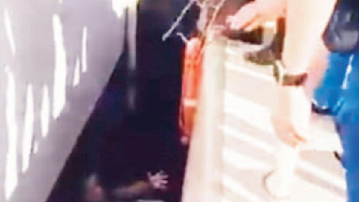 Bimbo finisce in mare tra la nave e la banchina: terrore in Campania - 