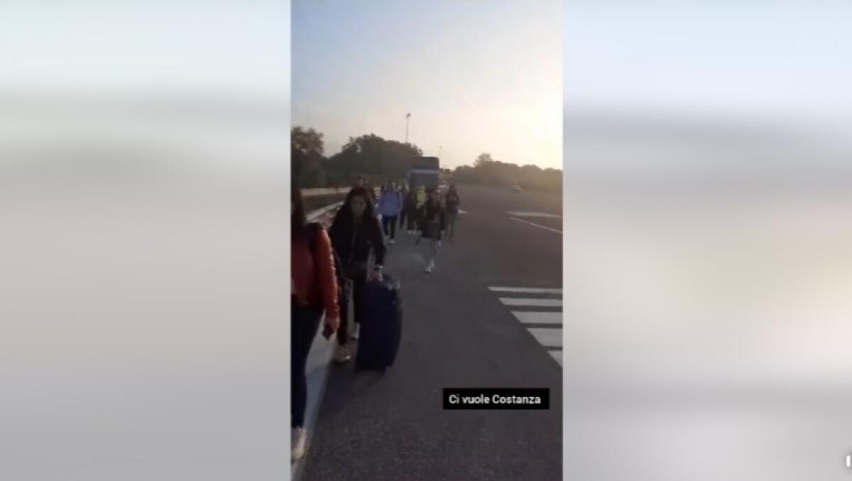 Guasto al bus, passeggeri raggiungono a piedi il casello di Napoli IL VIDEO - 